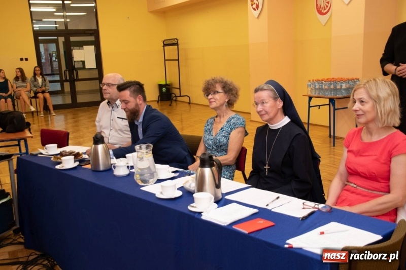 Zdjęcie w galerii na portalu naszraciborz.pl: Religijnie i metafizycznie - konkurs recytatorski w SP 18 wiadomości z regionu