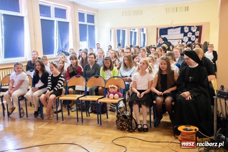 Zdjęcie w galerii na portalu naszraciborz.pl: Religijnie i metafizycznie - konkurs recytatorski w SP 18 wiadomości z regionu