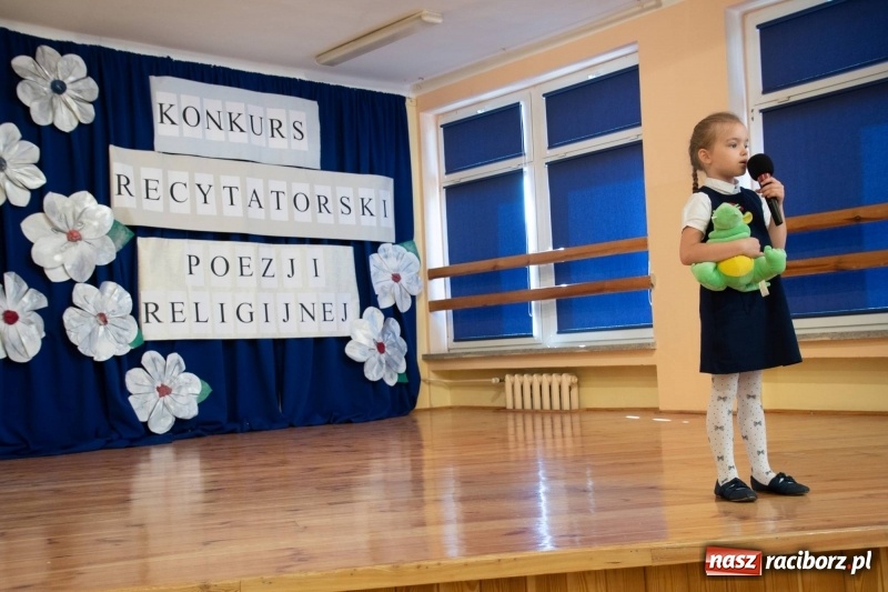 Zdjęcie w galerii na portalu naszraciborz.pl: Religijnie i metafizycznie - konkurs recytatorski w SP 18 wiadomości z regionu
