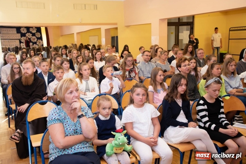 Zdjęcie w galerii na portalu naszraciborz.pl: Religijnie i metafizycznie - konkurs recytatorski w SP 18 wiadomości z regionu