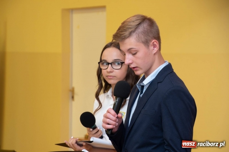 Zdjęcie w galerii na portalu naszraciborz.pl: Religijnie i metafizycznie - konkurs recytatorski w SP 18 wiadomości z regionu