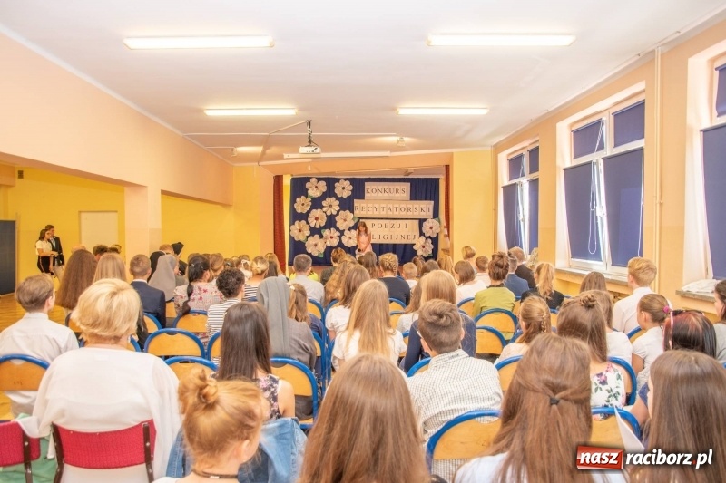 Zdjęcie w galerii na portalu naszraciborz.pl: Religijnie i metafizycznie - konkurs recytatorski w SP 18 wiadomości z regionu