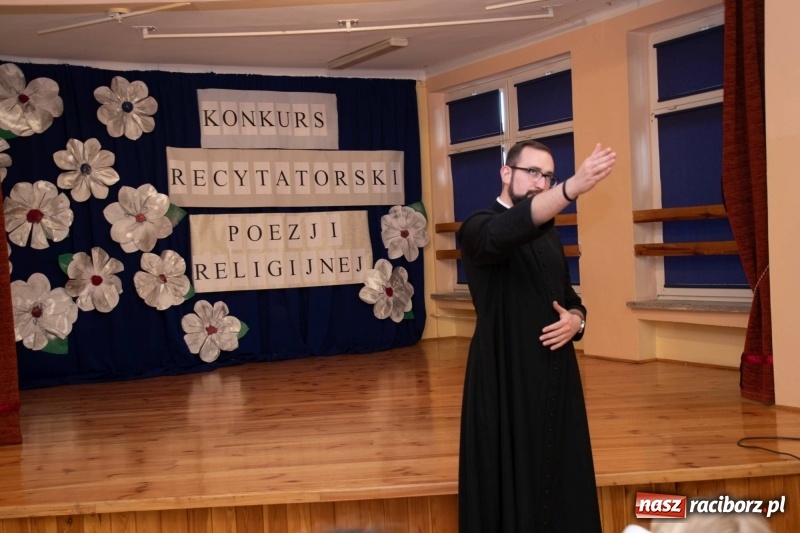 Zdjęcie w galerii na portalu naszraciborz.pl: Religijnie i metafizycznie - konkurs recytatorski w SP 18 wiadomości z regionu