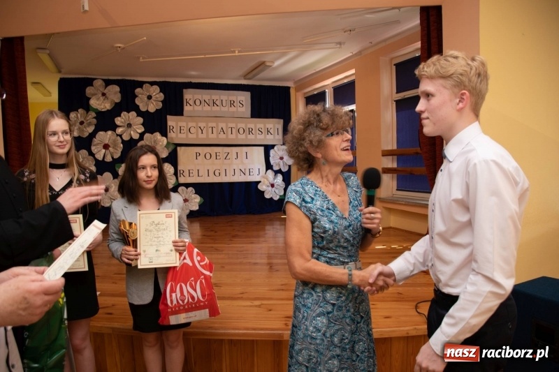 Zdjęcie w galerii na portalu naszraciborz.pl: Religijnie i metafizycznie - konkurs recytatorski w SP 18 wiadomości z regionu
