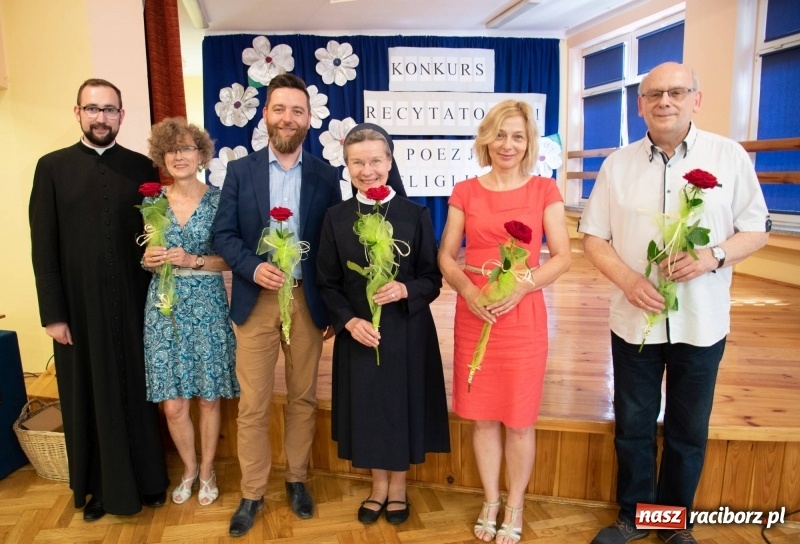 Zdjęcie w galerii na portalu naszraciborz.pl: Religijnie i metafizycznie - konkurs recytatorski w SP 18 wiadomości z regionu