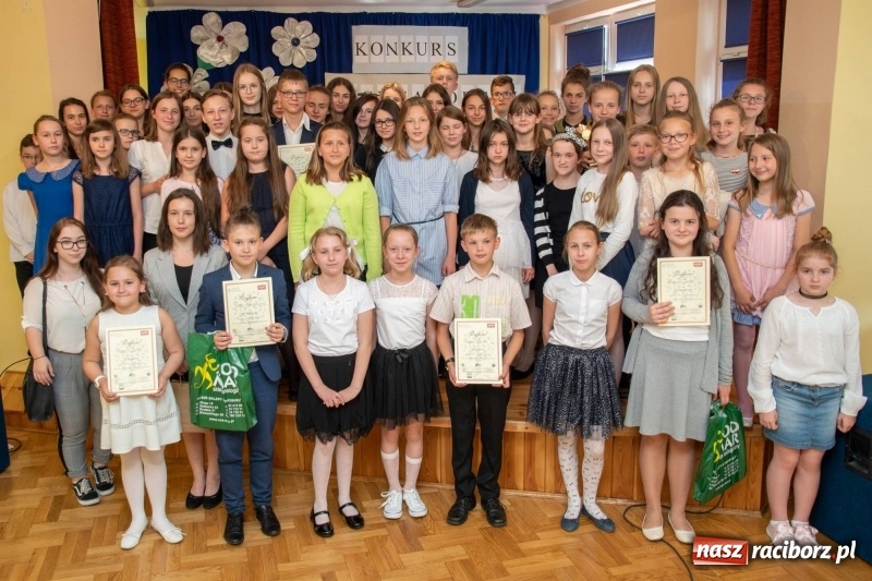 Zdjęcie w galerii na portalu naszraciborz.pl: Religijnie i metafizycznie - konkurs recytatorski w SP 18 wiadomości z regionu