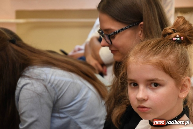 Zdjęcie w galerii na portalu naszraciborz.pl: Religijnie i metafizycznie - konkurs recytatorski w SP 18 wiadomości z regionu