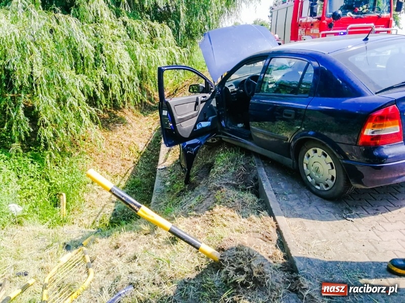 Zdjęcie w galerii na portalu naszraciborz.pl: Astra staranowała barierki na DK 45. Kierowca może mówić o szczęściu wiadomości z regionu