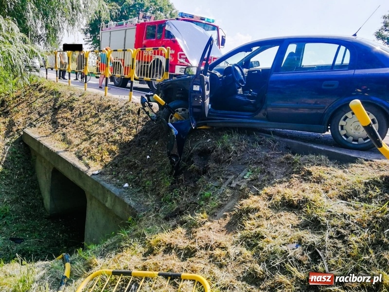 Zdjęcie w galerii na portalu naszraciborz.pl: Astra staranowała barierki na DK 45. Kierowca może mówić o szczęściu wiadomości z regionu