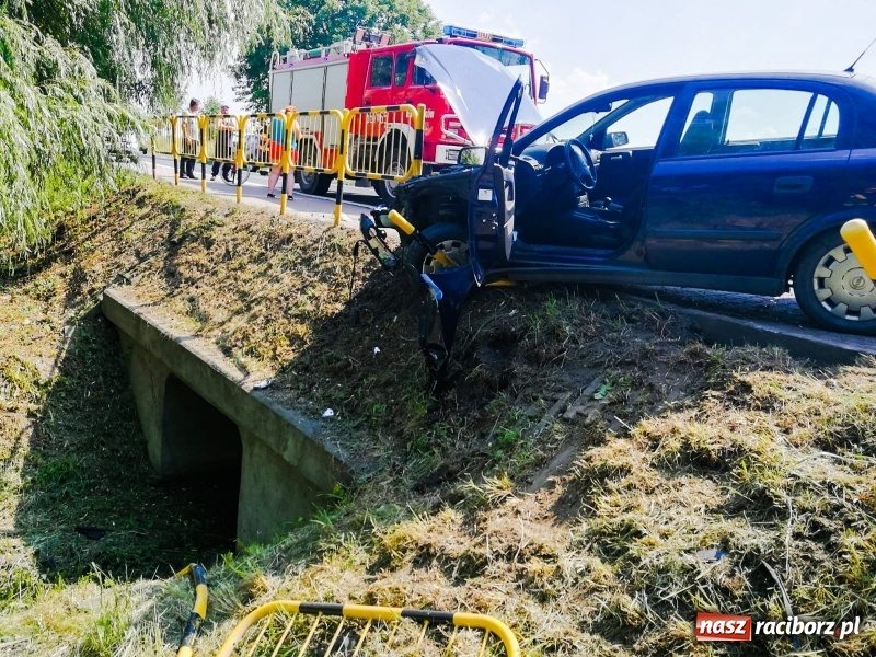 Zdjęcie w galerii na portalu naszraciborz.pl: Astra staranowała barierki na DK 45. Kierowca może mówić o szczęściu wiadomości z regionu