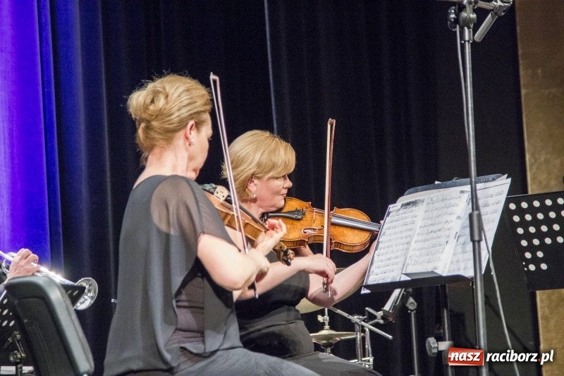 Zdjęcie w galerii na portalu naszraciborz.pl: Operetka na Dzień Matki w Raciborskim Centrum Kultury wiadomości z regionu