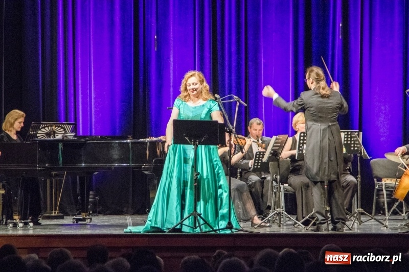 Zdjęcie w galerii na portalu naszraciborz.pl: Operetka na Dzień Matki w Raciborskim Centrum Kultury wiadomości z regionu