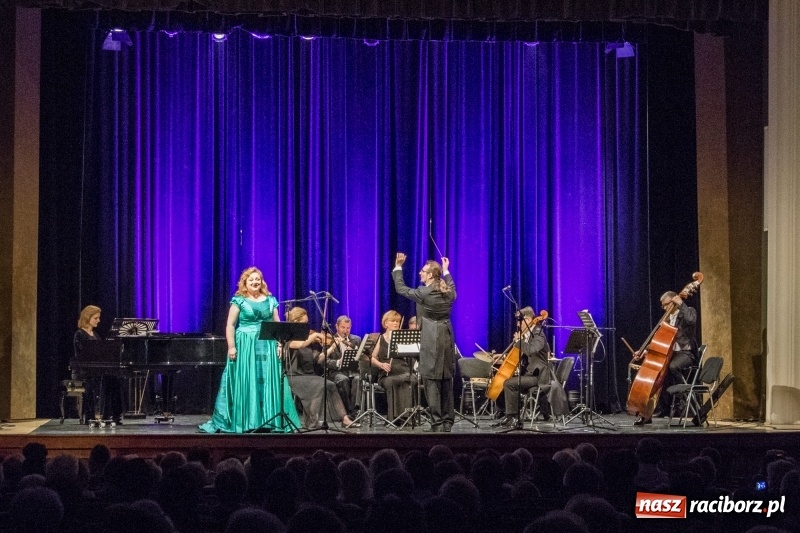 Zdjęcie w galerii na portalu naszraciborz.pl: Operetka na Dzień Matki w Raciborskim Centrum Kultury wiadomości z regionu