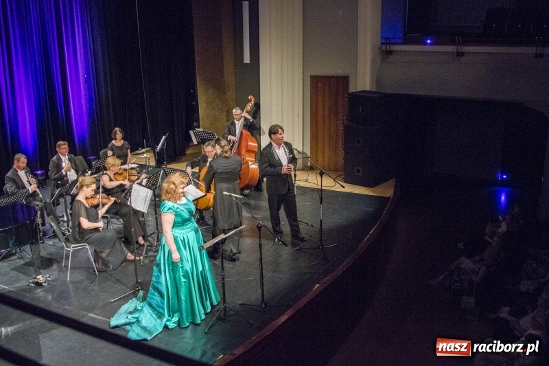 Zdjęcie w galerii na portalu naszraciborz.pl: Operetka na Dzień Matki w Raciborskim Centrum Kultury wiadomości z regionu