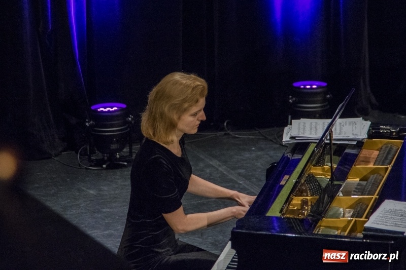 Zdjęcie w galerii na portalu naszraciborz.pl: Operetka na Dzień Matki w Raciborskim Centrum Kultury wiadomości z regionu