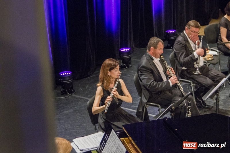 Zdjęcie w galerii na portalu naszraciborz.pl: Operetka na Dzień Matki w Raciborskim Centrum Kultury wiadomości z regionu