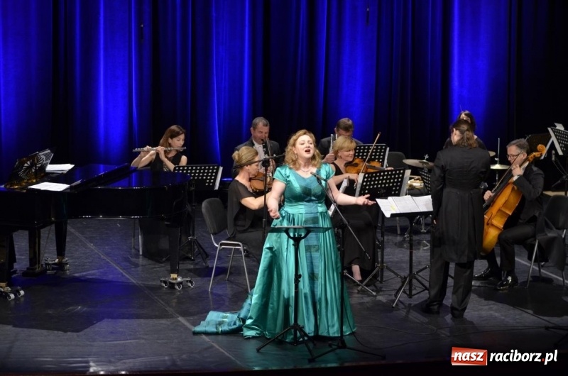 Zdjęcie w galerii na portalu naszraciborz.pl: Operetka na Dzień Matki w Raciborskim Centrum Kultury wiadomości z regionu