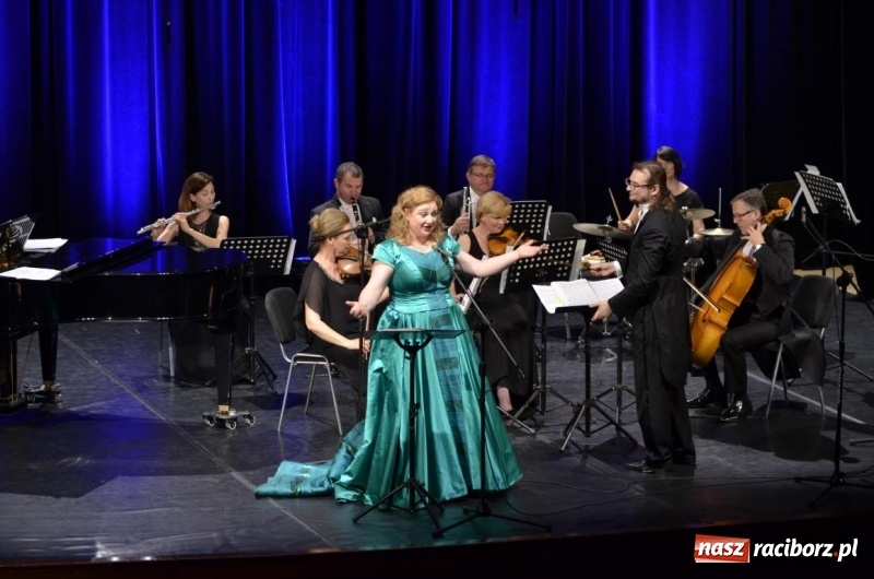 Zdjęcie w galerii na portalu naszraciborz.pl: Operetka na Dzień Matki w Raciborskim Centrum Kultury wiadomości z regionu