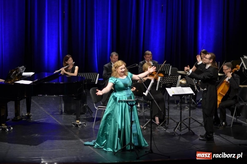 Zdjęcie w galerii na portalu naszraciborz.pl: Operetka na Dzień Matki w Raciborskim Centrum Kultury wiadomości z regionu