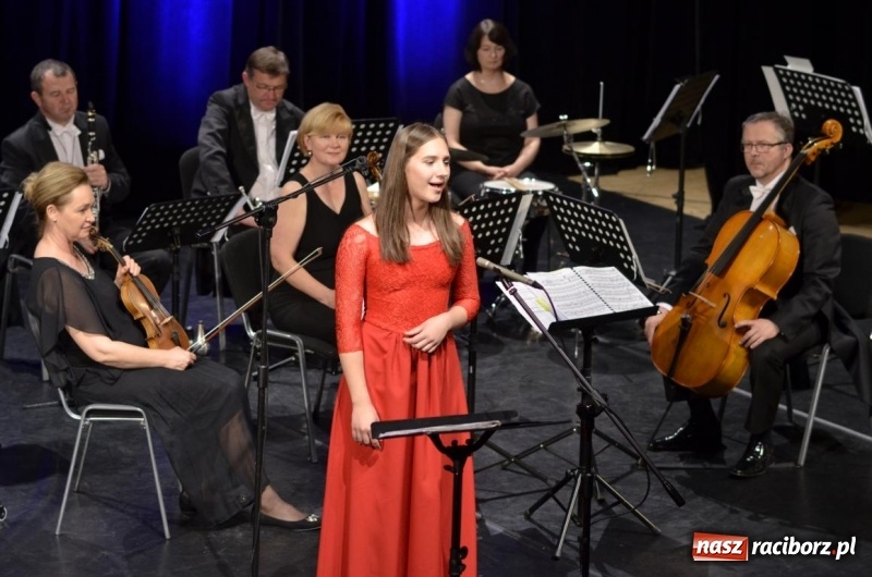 Zdjęcie w galerii na portalu naszraciborz.pl: Operetka na Dzień Matki w Raciborskim Centrum Kultury wiadomości z regionu