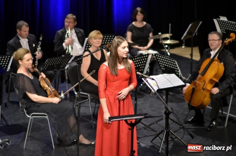 Zdjęcie w galerii na portalu naszraciborz.pl: Operetka na Dzień Matki w Raciborskim Centrum Kultury wiadomości z regionu