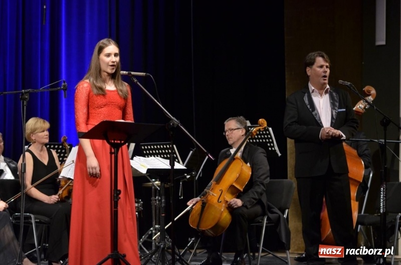 Zdjęcie w galerii na portalu naszraciborz.pl: Operetka na Dzień Matki w Raciborskim Centrum Kultury wiadomości z regionu