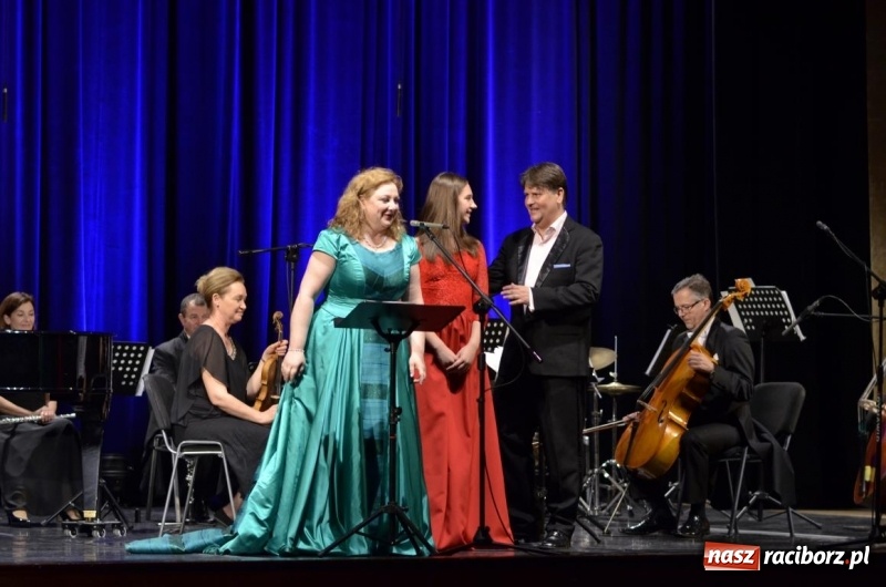 Zdjęcie w galerii na portalu naszraciborz.pl: Operetka na Dzień Matki w Raciborskim Centrum Kultury wiadomości z regionu