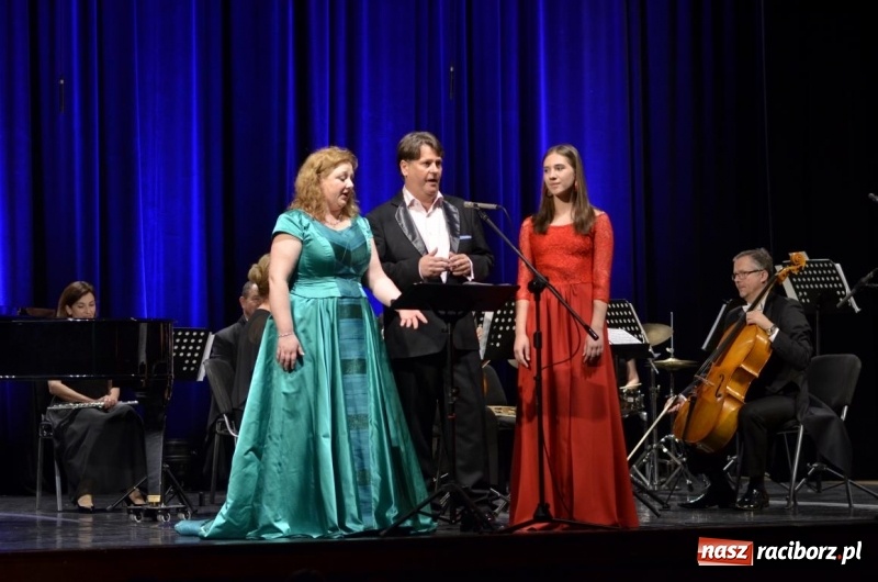 Zdjęcie w galerii na portalu naszraciborz.pl: Operetka na Dzień Matki w Raciborskim Centrum Kultury wiadomości z regionu