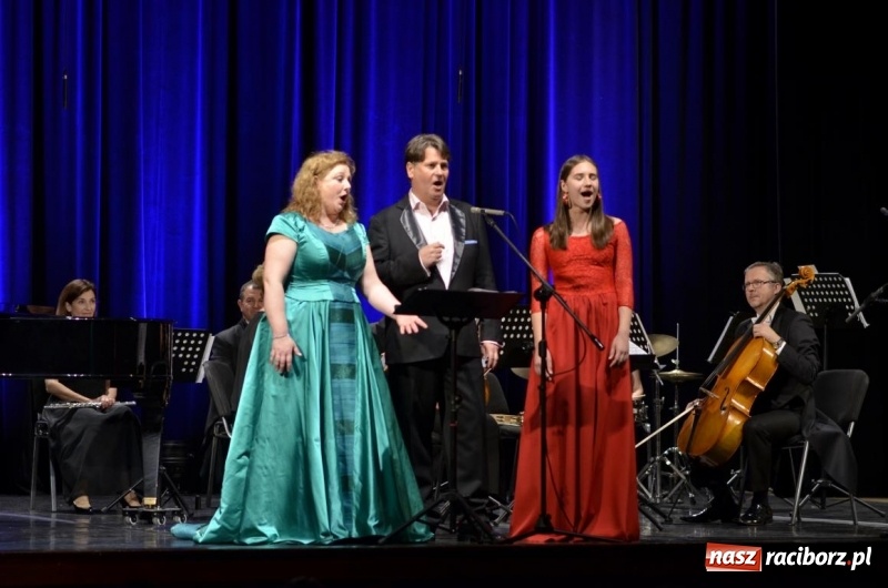 Zdjęcie w galerii na portalu naszraciborz.pl: Operetka na Dzień Matki w Raciborskim Centrum Kultury wiadomości z regionu