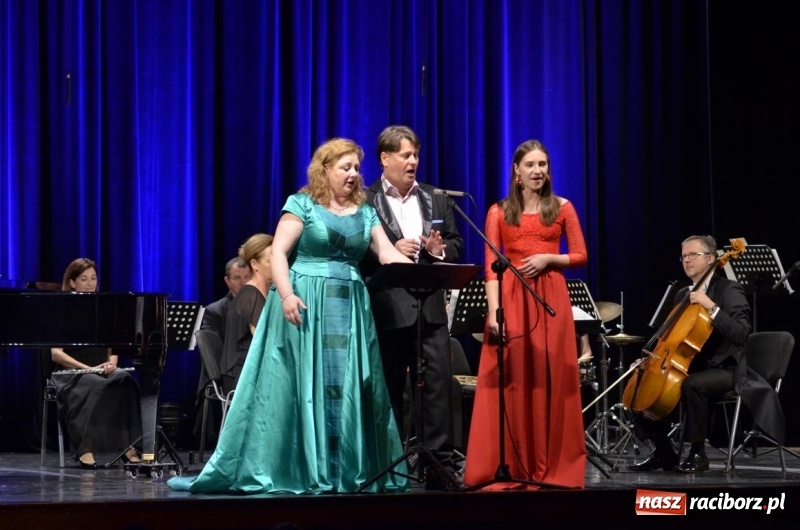 Zdjęcie w galerii na portalu naszraciborz.pl: Operetka na Dzień Matki w Raciborskim Centrum Kultury wiadomości z regionu