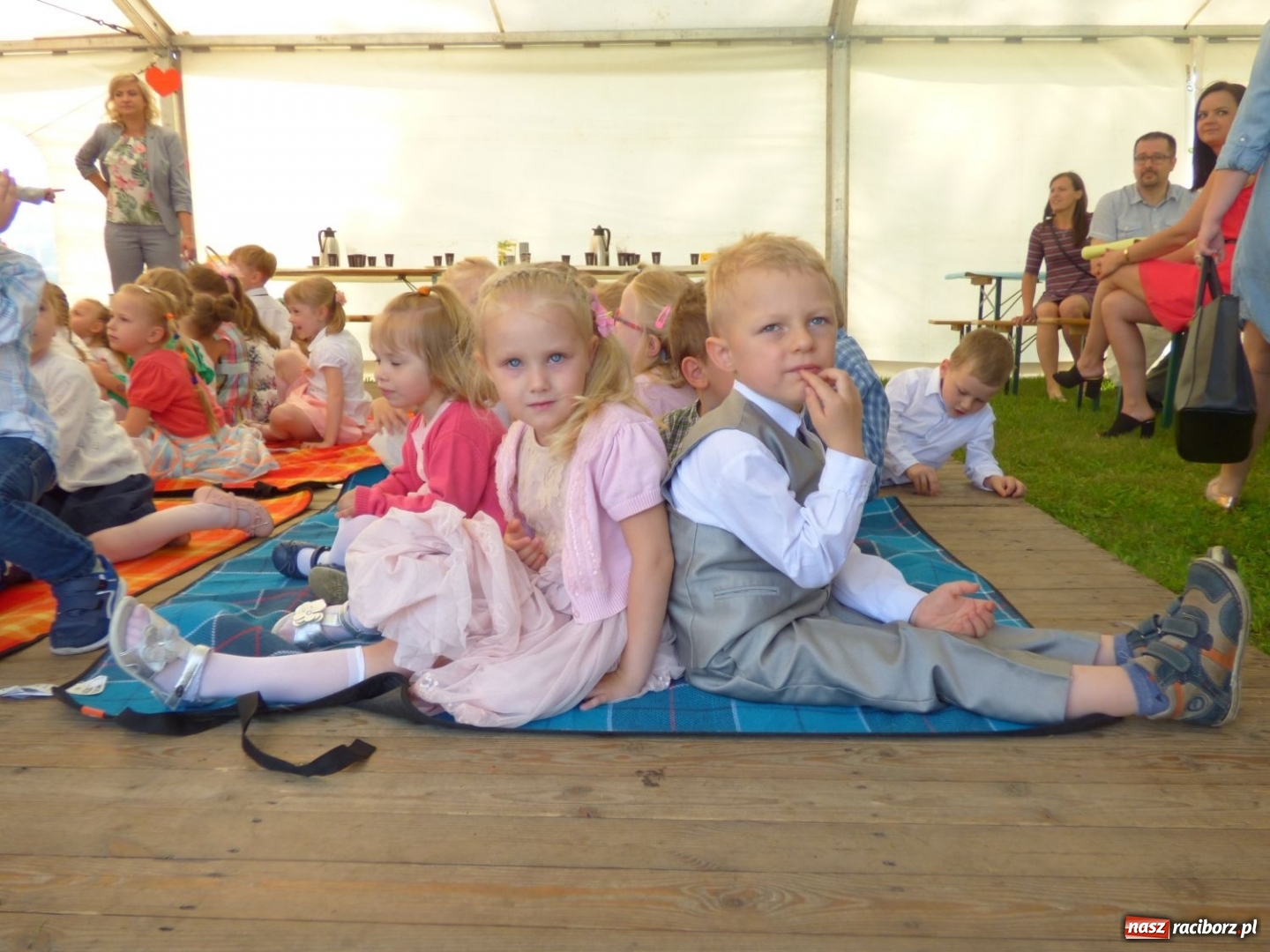Zdjęcie w galerii na portalu naszraciborz.pl: Szczypta całusów, garść życzliwości niechże powstanie ciasto miłości. Święto rodziny w Nędzy wiadomości z regionu