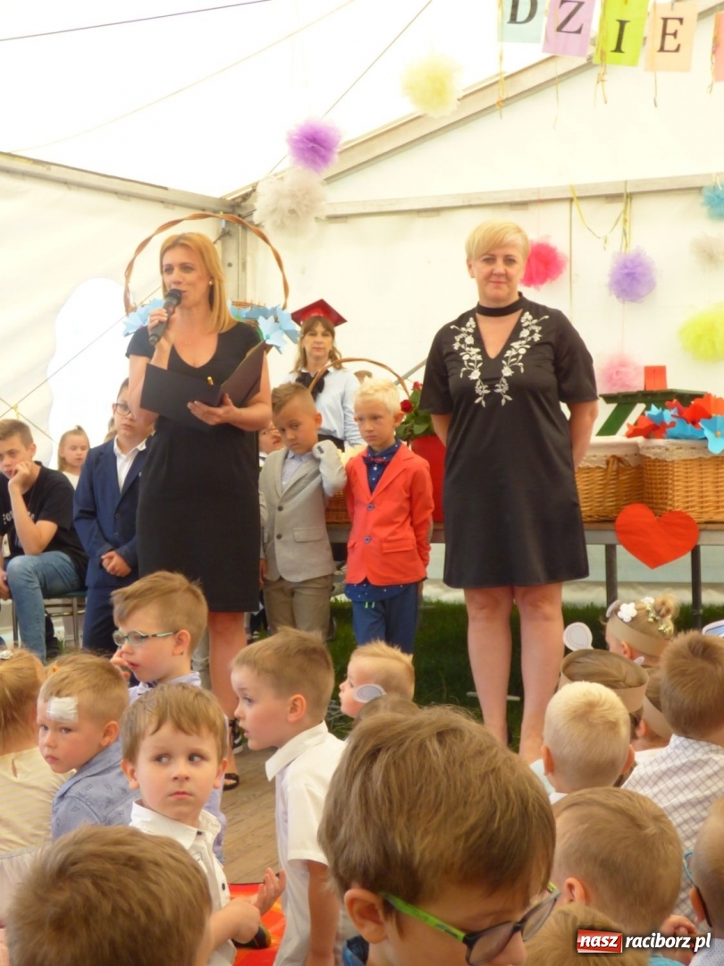 Zdjęcie w galerii na portalu naszraciborz.pl: Szczypta całusów, garść życzliwości niechże powstanie ciasto miłości. Święto rodziny w Nędzy wiadomości z regionu