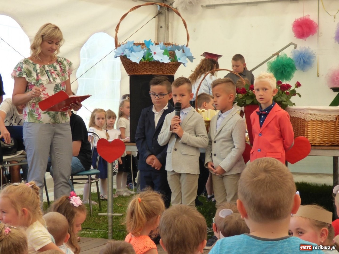 Zdjęcie w galerii na portalu naszraciborz.pl: Szczypta całusów, garść życzliwości niechże powstanie ciasto miłości. Święto rodziny w Nędzy wiadomości z regionu