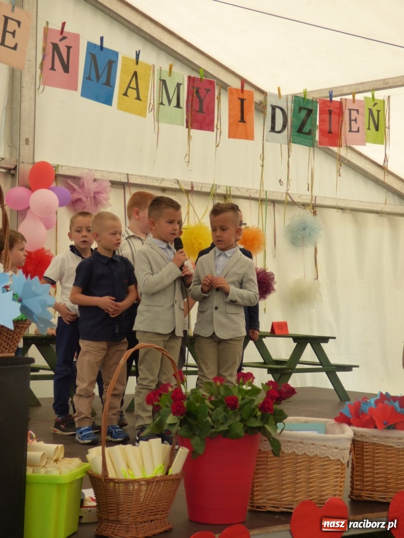 Zdjęcie w galerii na portalu naszraciborz.pl: Szczypta całusów, garść życzliwości niechże powstanie ciasto miłości. Święto rodziny w Nędzy wiadomości z regionu