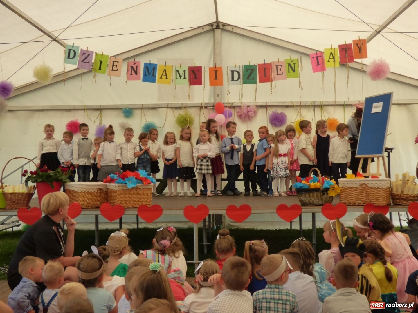 Zdjęcie w galerii na portalu naszraciborz.pl: Szczypta całusów, garść życzliwości niechże powstanie ciasto miłości. Święto rodziny w Nędzy wiadomości z regionu