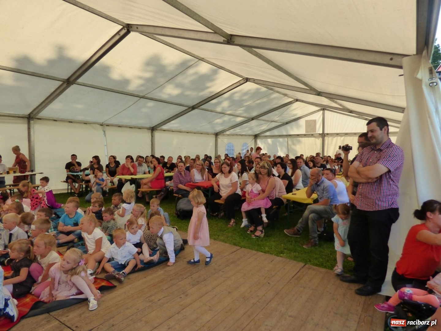 Zdjęcie w galerii na portalu naszraciborz.pl: Szczypta całusów, garść życzliwości niechże powstanie ciasto miłości. Święto rodziny w Nędzy wiadomości z regionu