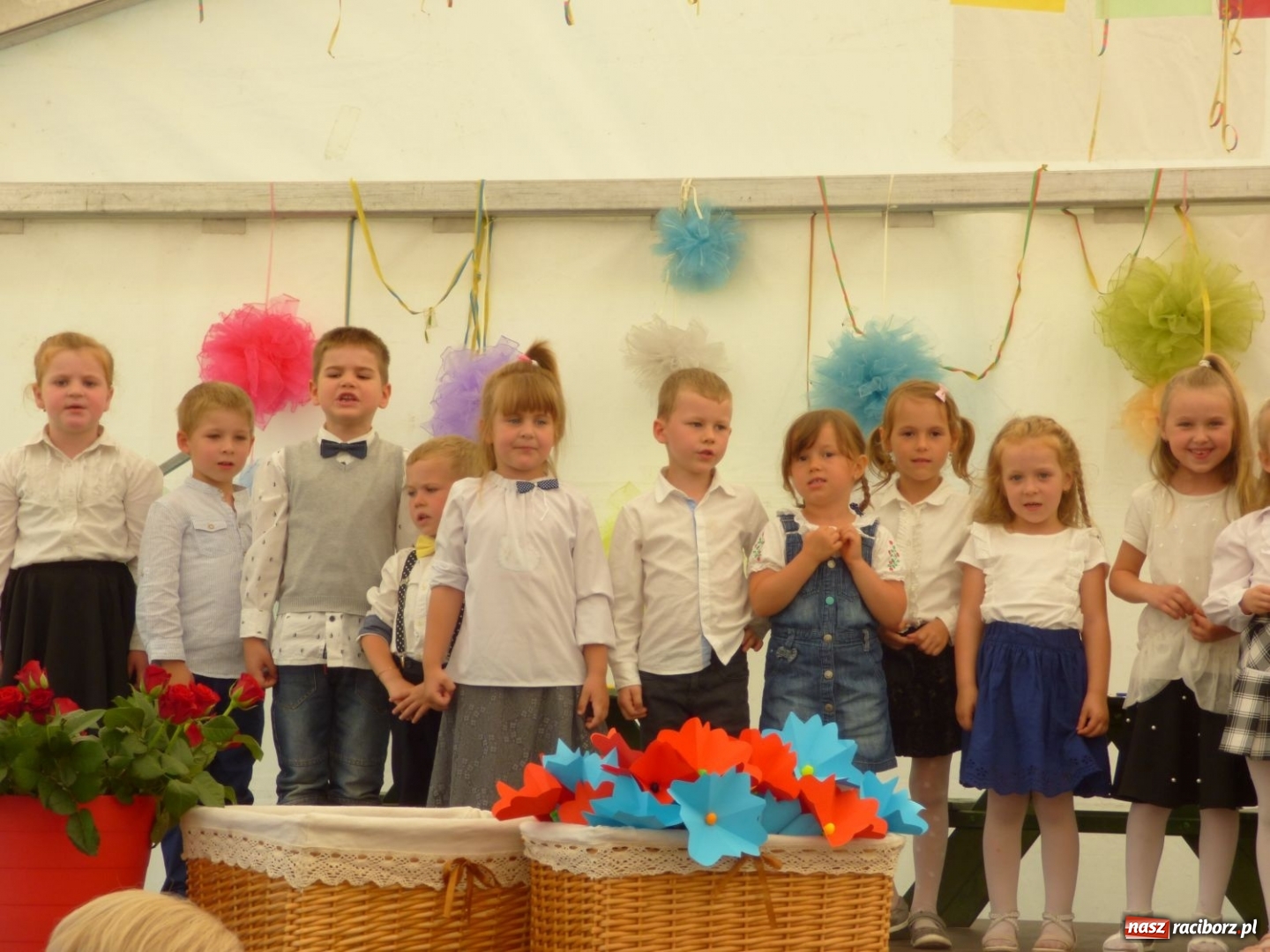 Zdjęcie w galerii na portalu naszraciborz.pl: Szczypta całusów, garść życzliwości niechże powstanie ciasto miłości. Święto rodziny w Nędzy wiadomości z regionu