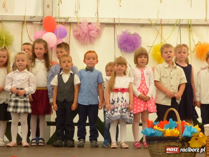 Zdjęcie w galerii na portalu naszraciborz.pl: Szczypta całusów, garść życzliwości niechże powstanie ciasto miłości. Święto rodziny w Nędzy wiadomości z regionu