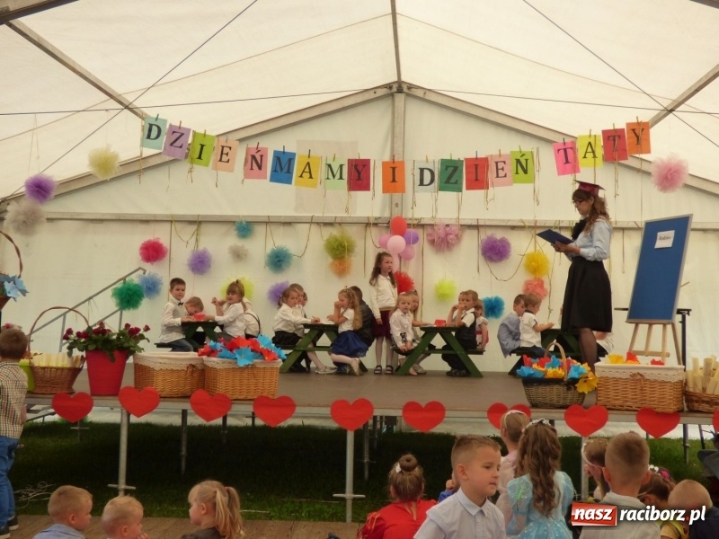 Zdjęcie w galerii na portalu naszraciborz.pl: Szczypta całusów, garść życzliwości niechże powstanie ciasto miłości. Święto rodziny w Nędzy wiadomości z regionu