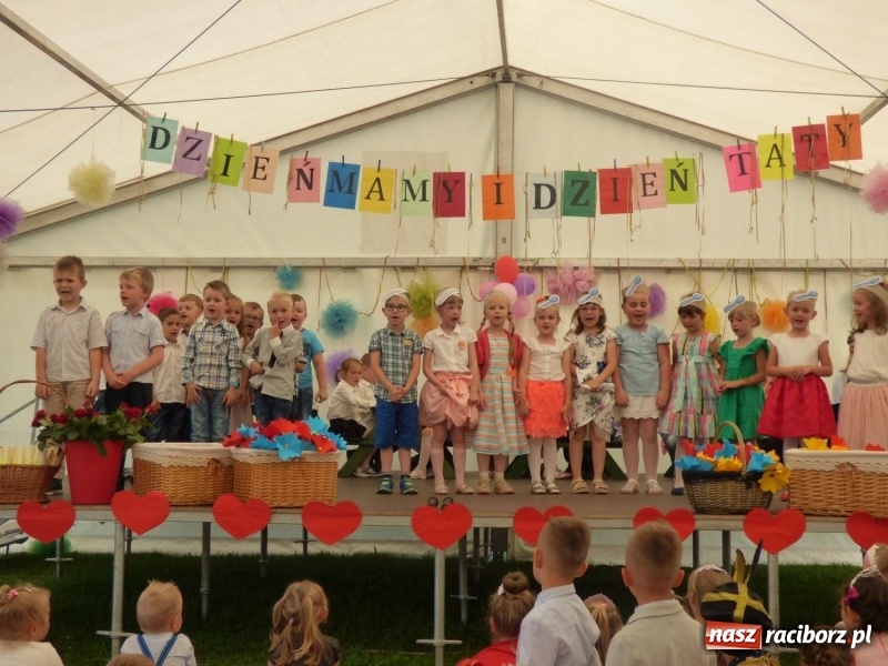 Zdjęcie w galerii na portalu naszraciborz.pl: Szczypta całusów, garść życzliwości niechże powstanie ciasto miłości. Święto rodziny w Nędzy wiadomości z regionu