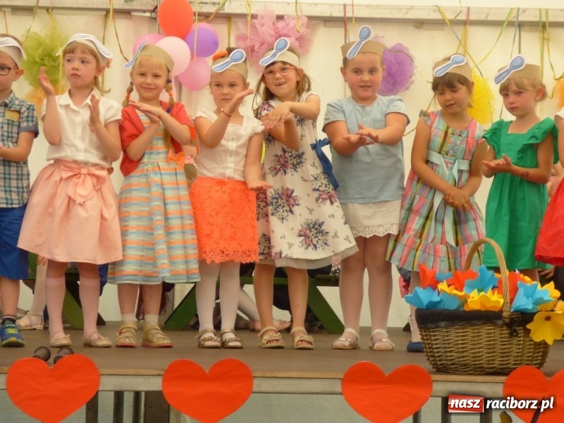 Zdjęcie w galerii na portalu naszraciborz.pl: Szczypta całusów, garść życzliwości niechże powstanie ciasto miłości. Święto rodziny w Nędzy wiadomości z regionu