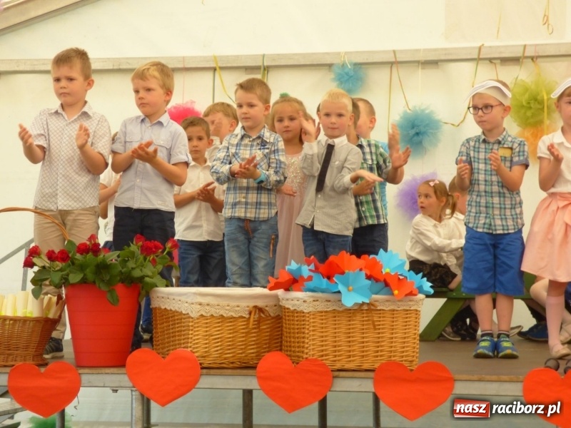 Zdjęcie w galerii na portalu naszraciborz.pl: Szczypta całusów, garść życzliwości niechże powstanie ciasto miłości. Święto rodziny w Nędzy wiadomości z regionu