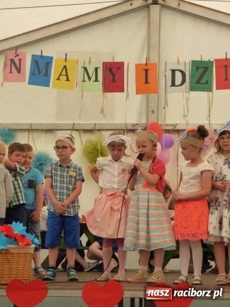 Zdjęcie w galerii na portalu naszraciborz.pl: Szczypta całusów, garść życzliwości niechże powstanie ciasto miłości. Święto rodziny w Nędzy wiadomości z regionu