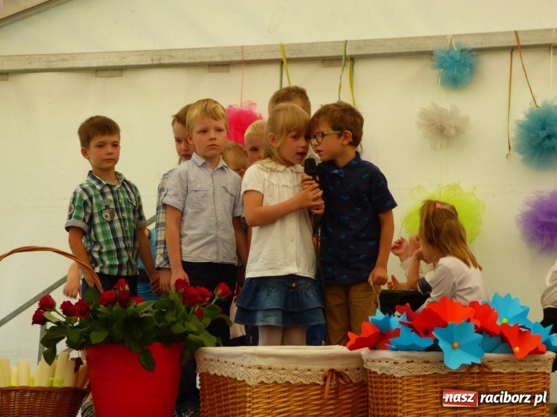 Zdjęcie w galerii na portalu naszraciborz.pl: Szczypta całusów, garść życzliwości niechże powstanie ciasto miłości. Święto rodziny w Nędzy wiadomości z regionu