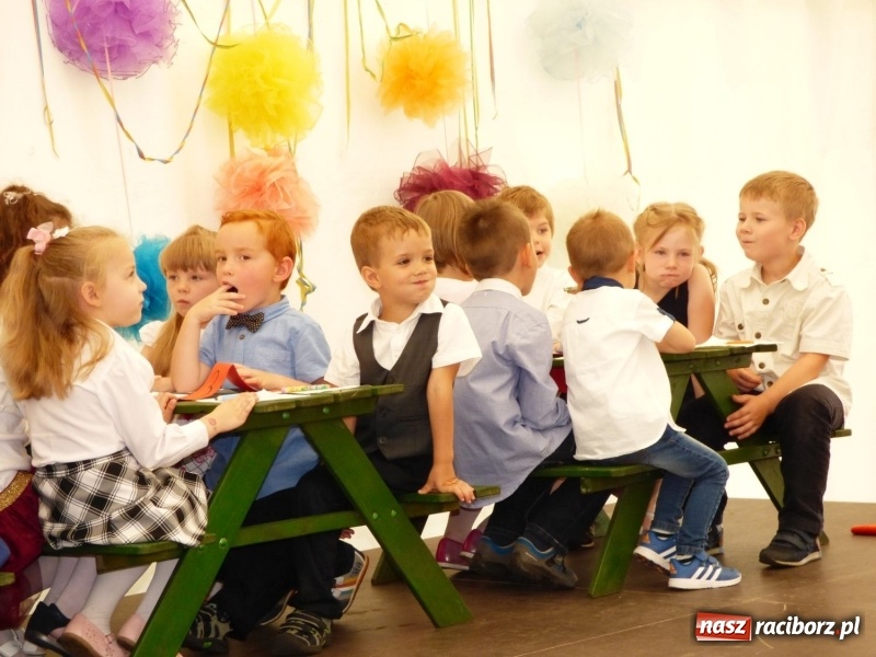 Zdjęcie w galerii na portalu naszraciborz.pl: Szczypta całusów, garść życzliwości niechże powstanie ciasto miłości. Święto rodziny w Nędzy wiadomości z regionu