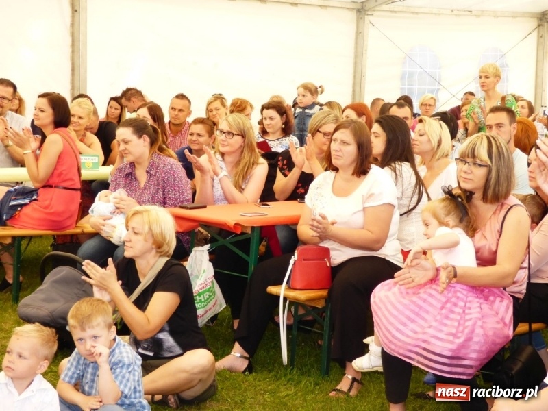 Zdjęcie w galerii na portalu naszraciborz.pl: Szczypta całusów, garść życzliwości niechże powstanie ciasto miłości. Święto rodziny w Nędzy wiadomości z regionu