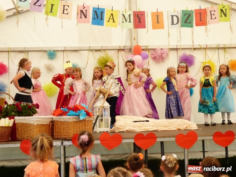 Zdjęcie w galerii na portalu naszraciborz.pl: Szczypta całusów, garść życzliwości niechże powstanie ciasto miłości. Święto rodziny w Nędzy wiadomości z regionu