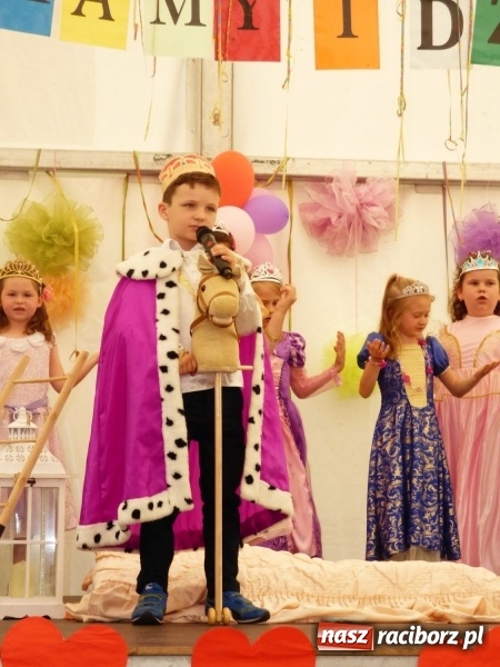 Zdjęcie w galerii na portalu naszraciborz.pl: Szczypta całusów, garść życzliwości niechże powstanie ciasto miłości. Święto rodziny w Nędzy wiadomości z regionu