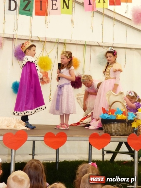 Zdjęcie w galerii na portalu naszraciborz.pl: Szczypta całusów, garść życzliwości niechże powstanie ciasto miłości. Święto rodziny w Nędzy wiadomości z regionu