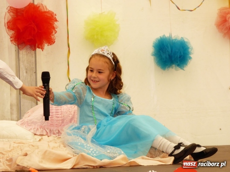 Zdjęcie w galerii na portalu naszraciborz.pl: Szczypta całusów, garść życzliwości niechże powstanie ciasto miłości. Święto rodziny w Nędzy wiadomości z regionu